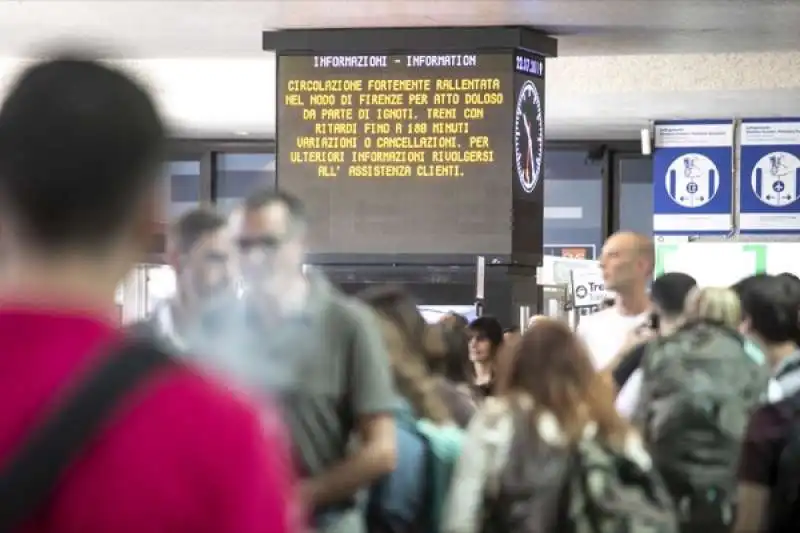 disagi e ritardi alla stazione termini dopo l'incendio a firenze rovezzano 30