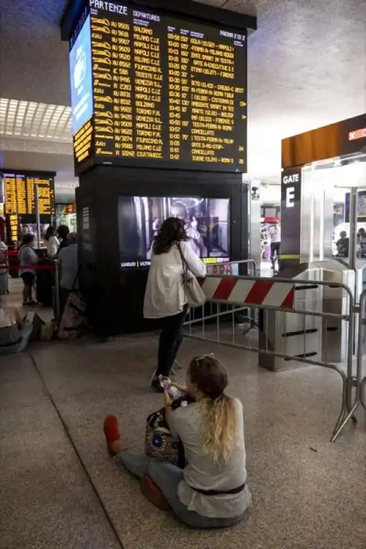 disagi e ritardi alla stazione termini dopo l'incendio a firenze rovezzano 42