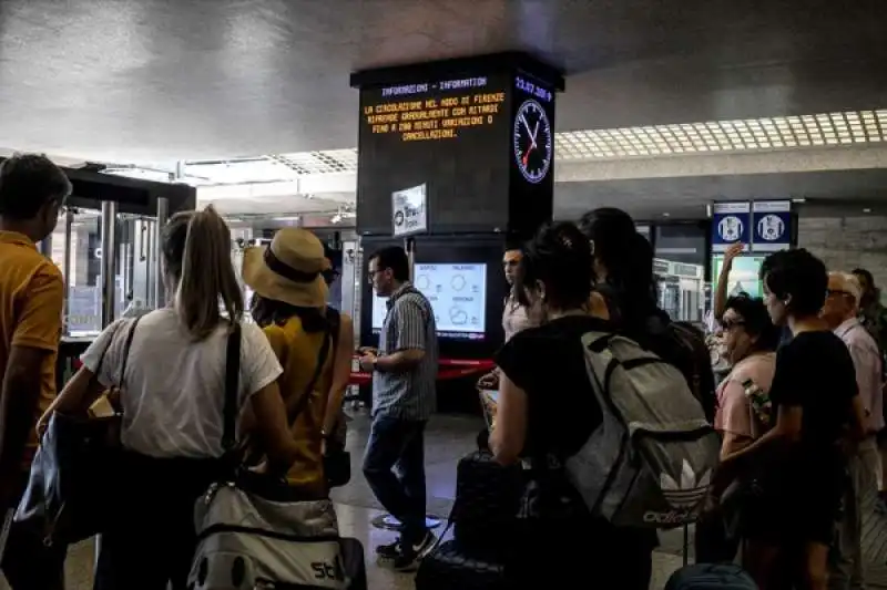 disagi e ritardi alla stazione termini dopo l'incendio a firenze rovezzano 44