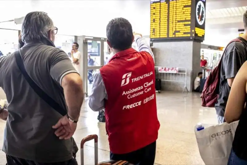 disagi e ritardi alla stazione termini dopo l'incendio a firenze rovezzano 51