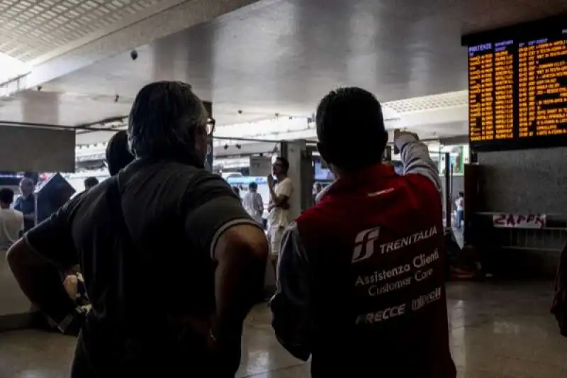 disagi e ritardi alla stazione termini dopo l'incendio a firenze rovezzano 52