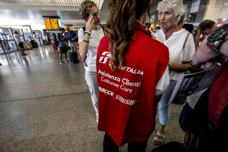 disagi e ritardi alla stazione termini dopo l'incendio a firenze rovezzano 53