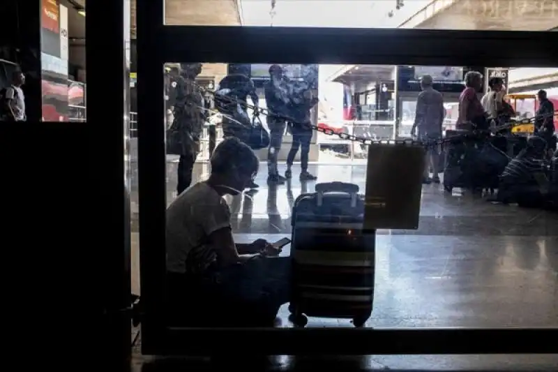 disagi e ritardi alla stazione termini dopo l'incendio a firenze rovezzano 58