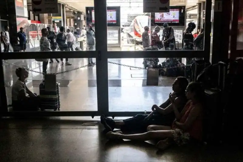 disagi e ritardi alla stazione termini dopo l'incendio a firenze rovezzano 60