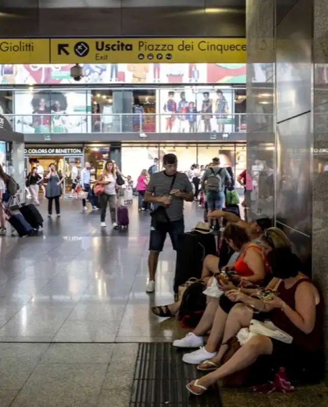 disagi e ritardi alla stazione termini dopo l'incendio a firenze rovezzano 61