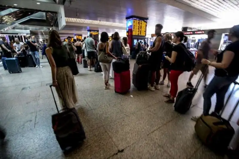 disagi e ritardi alla stazione termini dopo l'incendio a firenze rovezzano 64