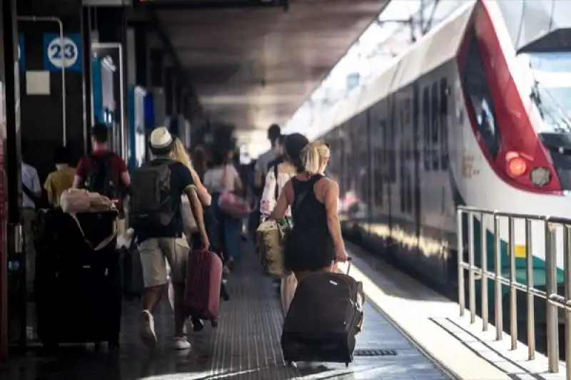 disagi e ritardi alla stazione termini dopo l'incendio a firenze rovezzano 66