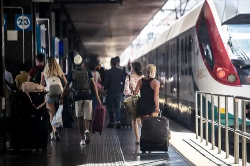 disagi e ritardi alla stazione termini dopo l'incendio a firenze rovezzano 67