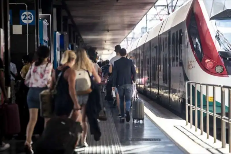 disagi e ritardi alla stazione termini dopo l'incendio a firenze rovezzano 68