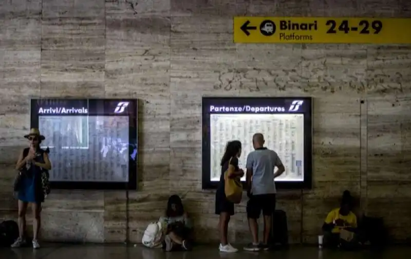 disagi e ritardi alla stazione termini dopo l'incendio a firenze rovezzano 69