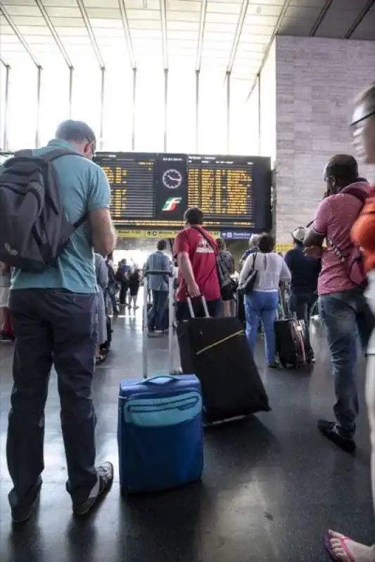 disagi e ritardi alla stazione termini dopo l'incendio a firenze rovezzano 8