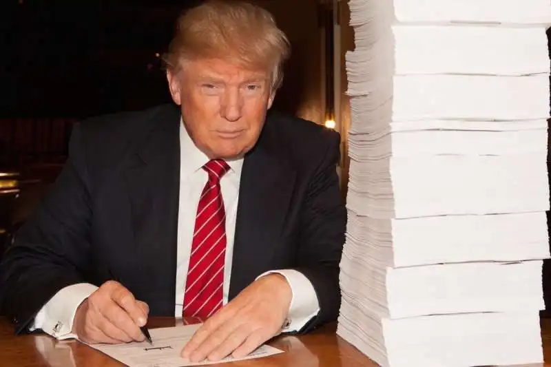 DONALD TRUMP CHE FIRMA COSE