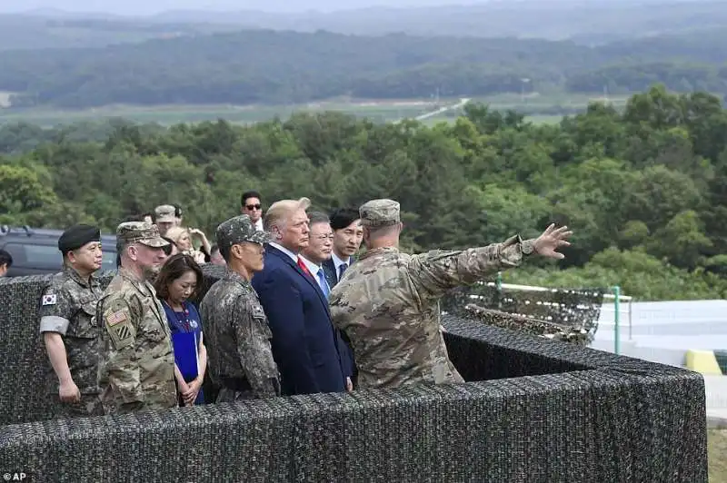 donald trump guarda la corea del nord dalla zona demilitarizzata