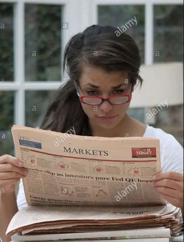 donna legge il financial times 1