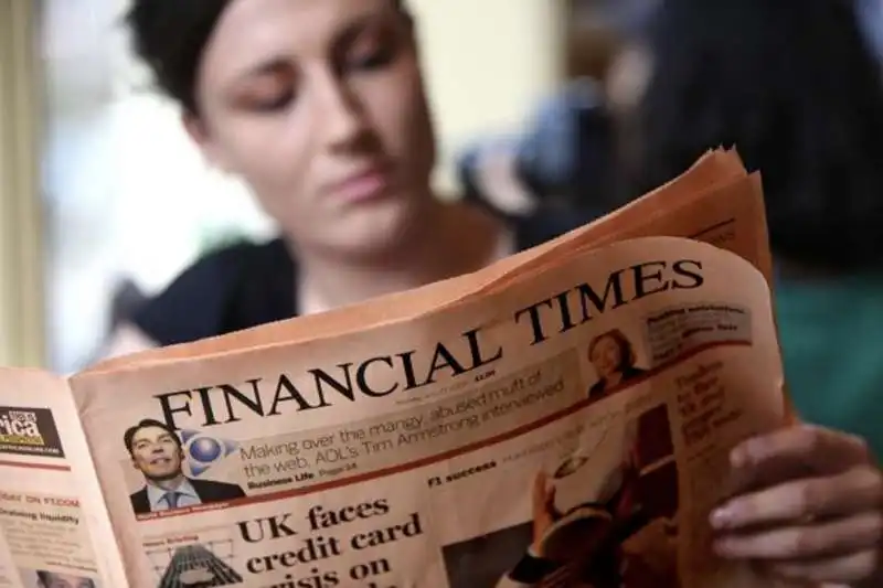 donna legge il financial times 6