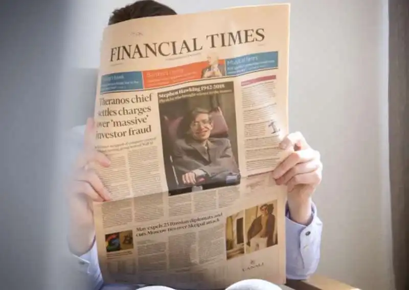 donna legge il financial times 8