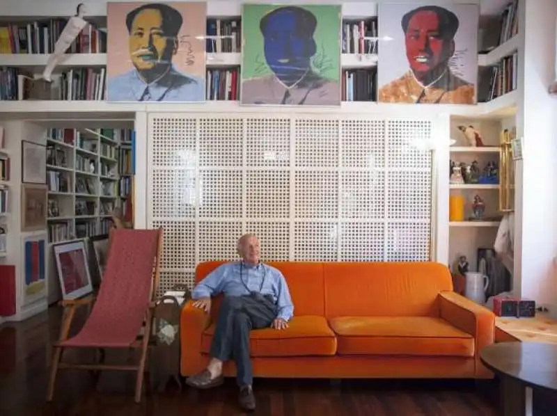 fausto bertinotti nella sua casa romana sotto i tre quadri di andy warhol