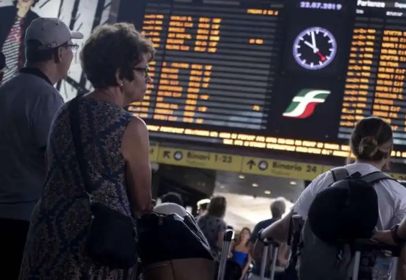 ferrovie in tilt per un incendio a firenze 2