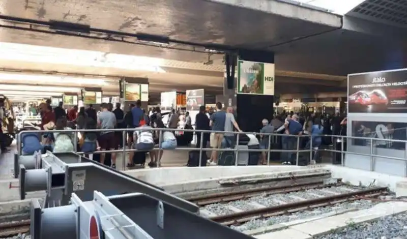 ferrovie in tilt per un incendio a firenze 3