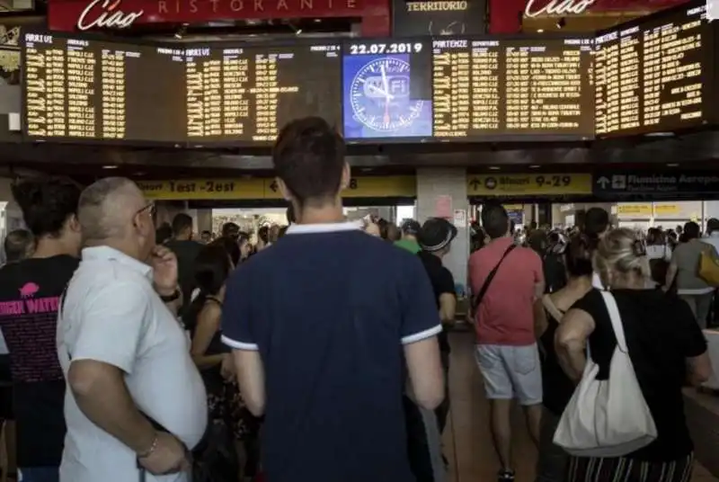 ferrovie in tilt per un incendio a firenze 5