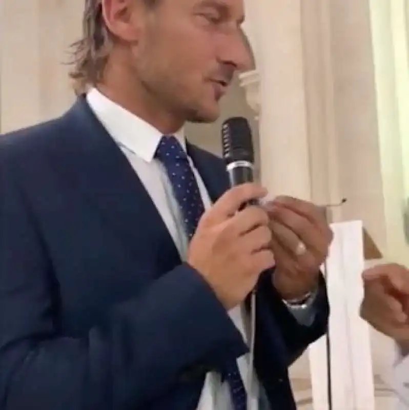 FRANCESCO TOTTI VIENE INTERROGATO DAL PRETE AL MATRIMONIO DELLA COGNATA