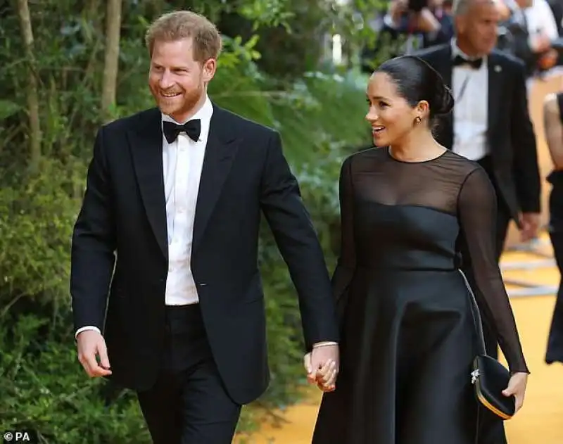 il principe harry e meghan markle alla prima del re leone 5