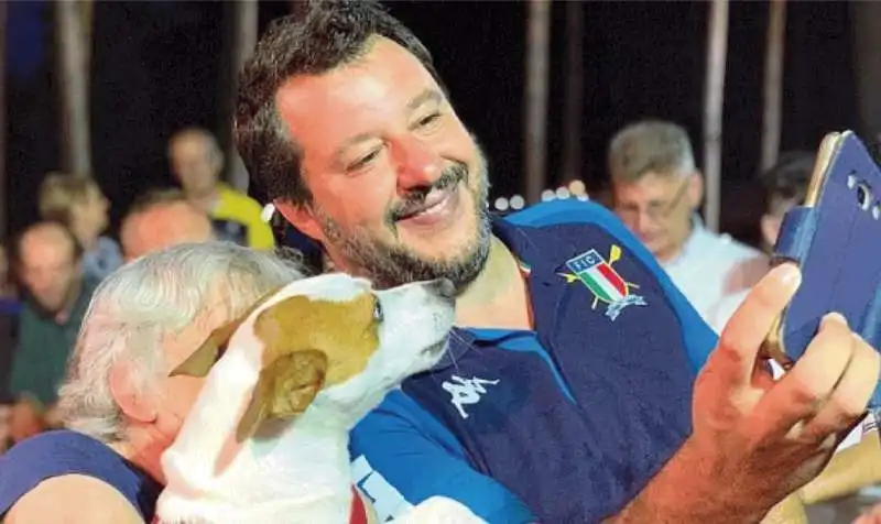 IL SELFIE DI SALVINI CON L ANZIANA E IL SUO CANE