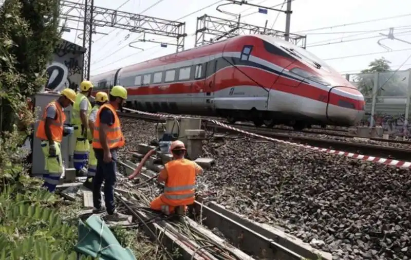 incendio alla cabina elettrica dell'alta velocita' a firenze 2