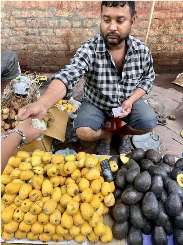 kamlesh kumar, venditore di frutta di nuova delhi, ha comprato un jiophone per 2o dollari