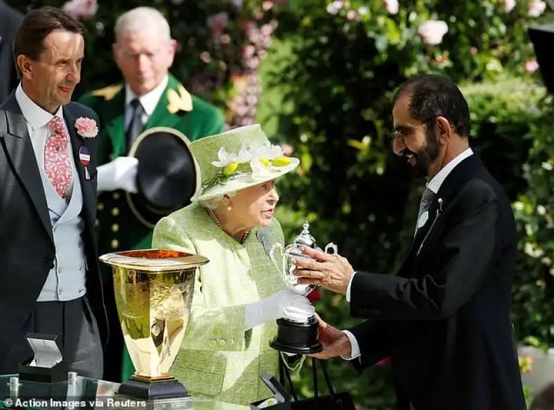 la regina elisabetta con mohammed bin rashid al maktoum