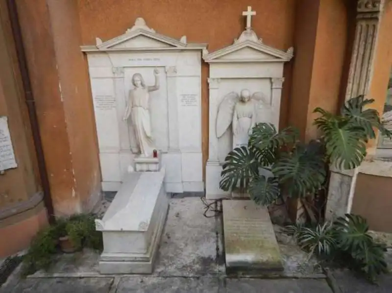 la tomba al cimitero teutonico in vaticano con l'angelo 