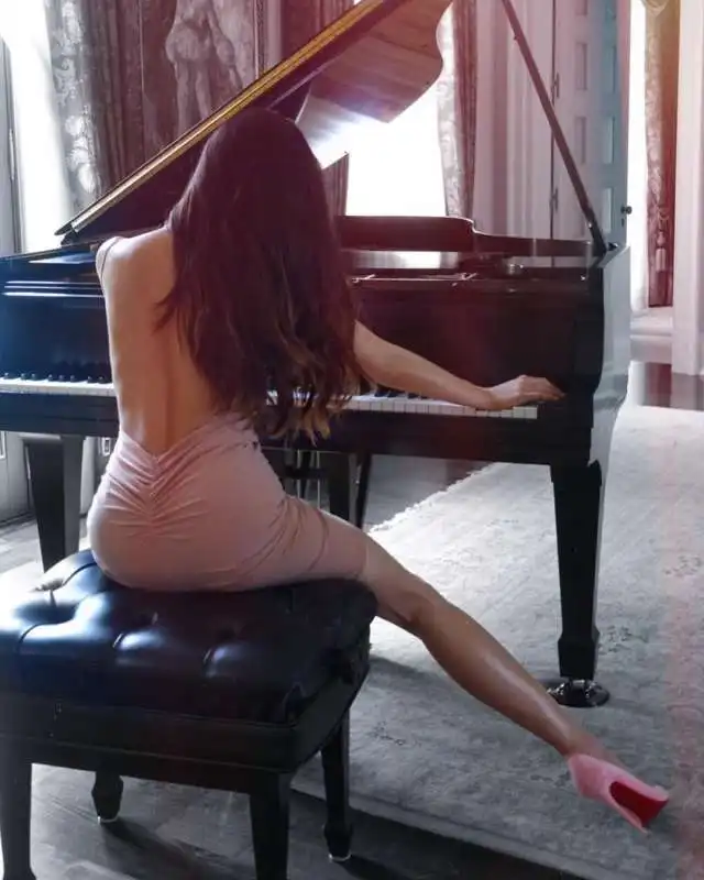 lola astanova 37