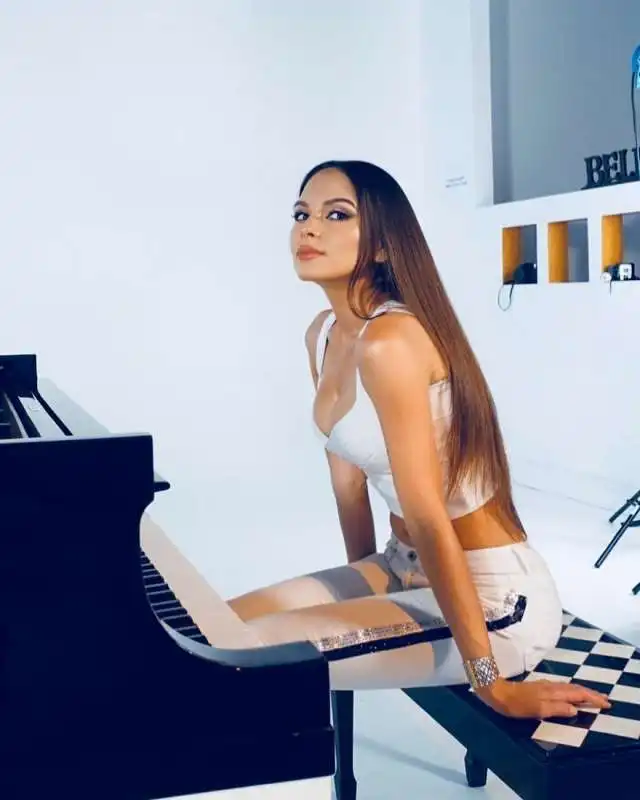 lola astanova 43