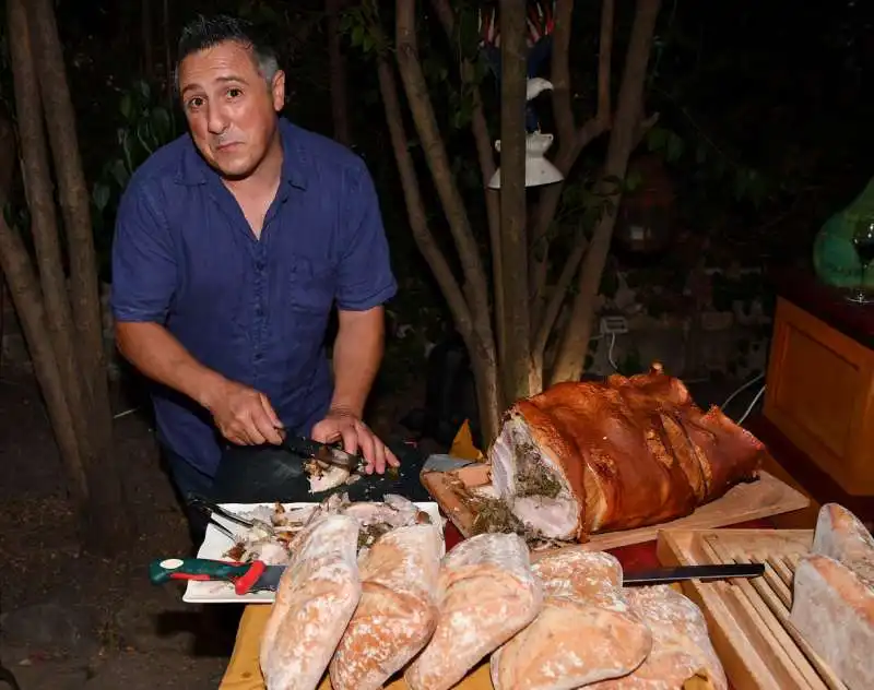 luciano bracciantini taglia la porchetta foto di bacco