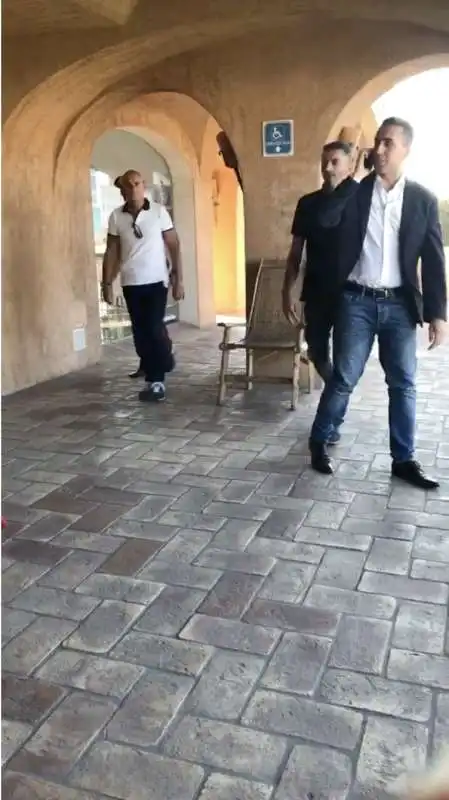 luigi di maio in sardegna con virginia saba