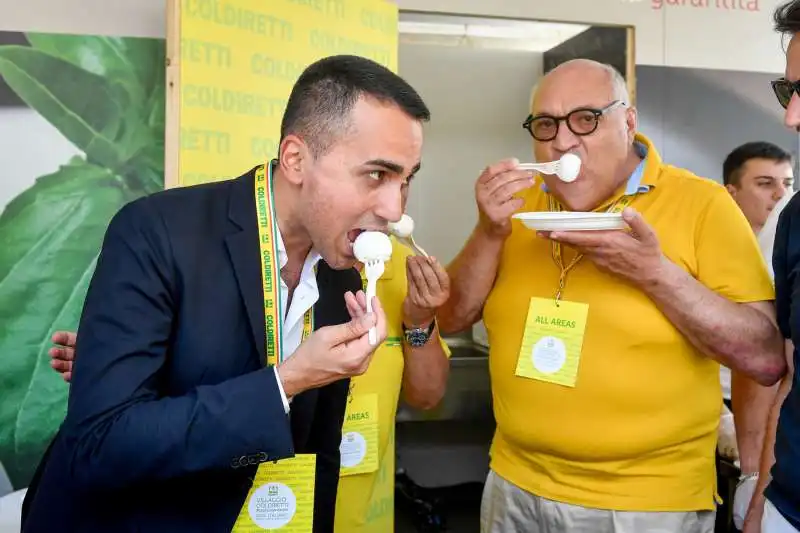 LUIGI DI MAIO MANGIA UNA MOZZARELLA