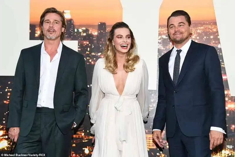 margot robbie tra brad pitt e leonardo di caprio 1