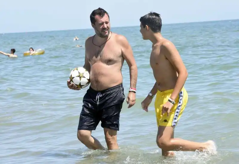 matteo salvini con il figlio in spiaggia a milano marittima 1