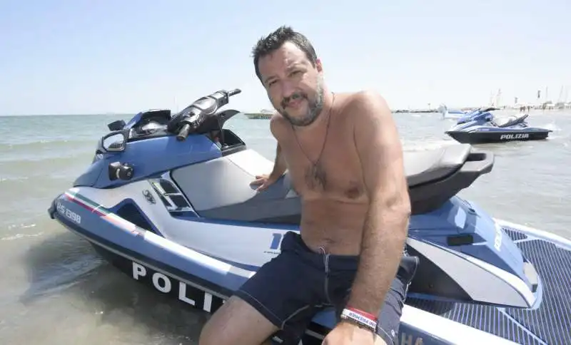 matteo salvini con la moto d'acqua della polizia in spiaggia a milano marittima