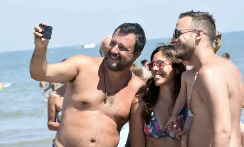 matteo salvini in spiaggia a milano marittima 4