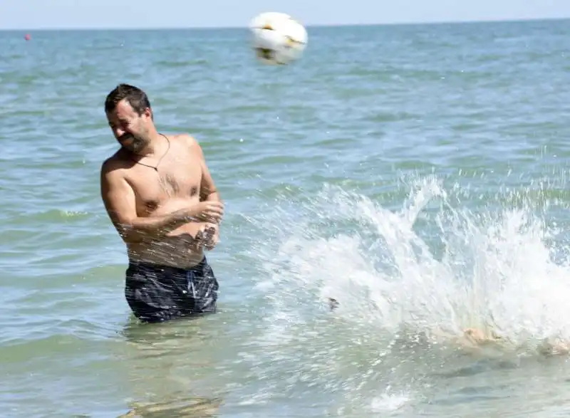 matteo salvini in spiaggia a milano marittima 6