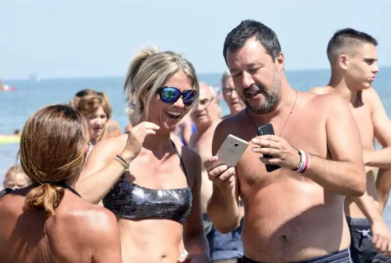 matteo salvini selfie in spiaggia a milano marittima