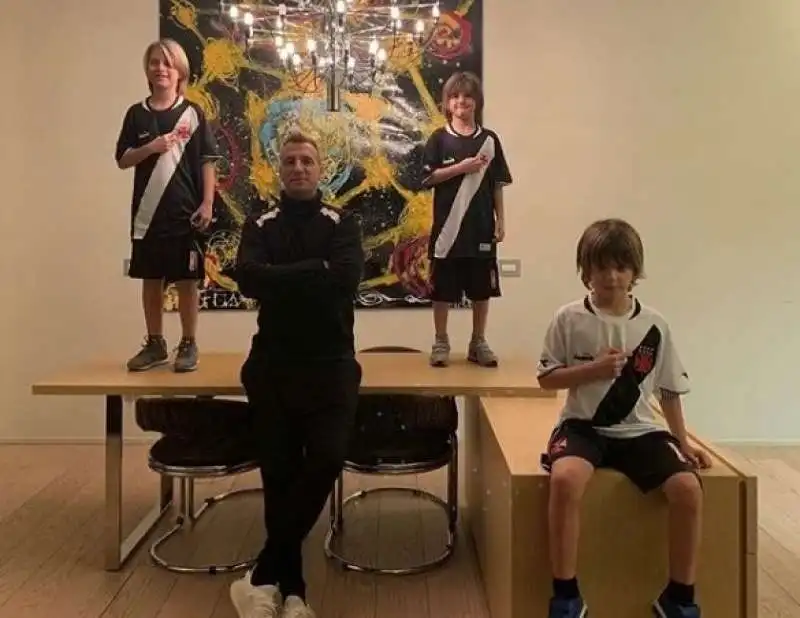 MAXI LOPEZ CON I FIGLI