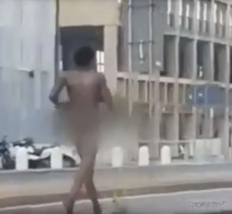 migrante nudo nel centro di milano 2