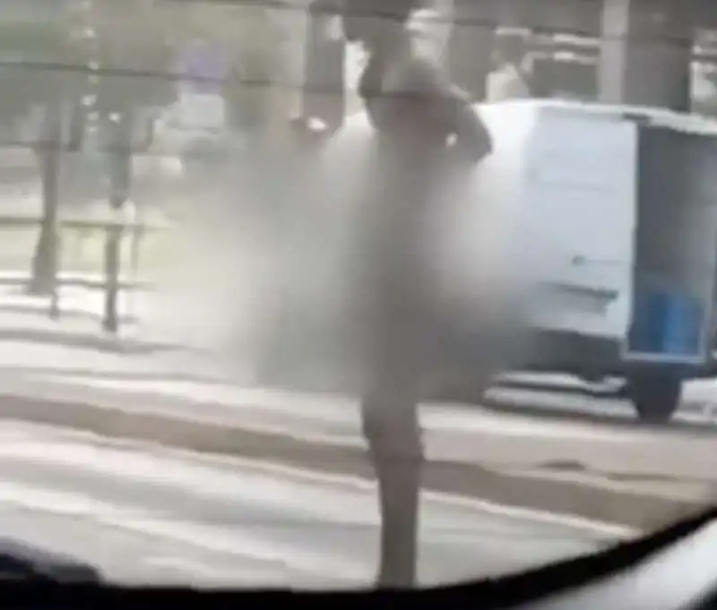 migrante nudo nel centro di milano 6