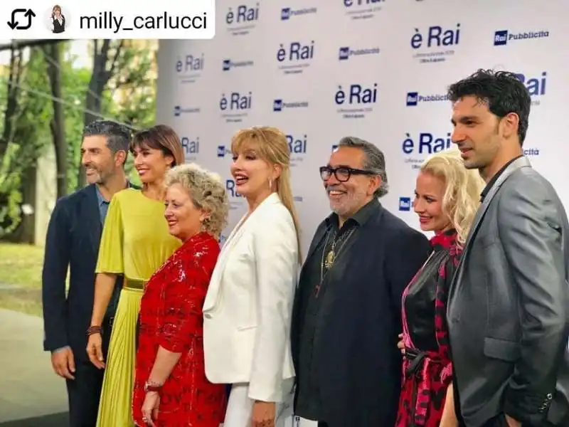 milly carlucci con il cast di ballando