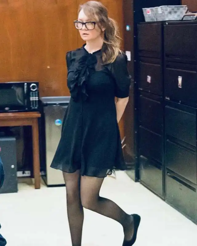 profilo instagram anna delvey court looks   gli outfit di anna delvey in tribunale 8