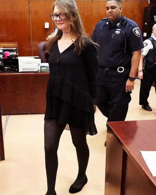 profilo instagram anna delvey court looks   gli outfit di anna delvey in tribunale 6