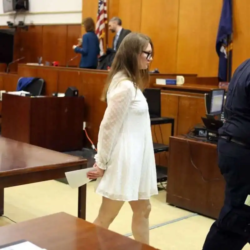 profilo instagram anna delvey court looks   gli outfit di anna delvey in tribunale 4