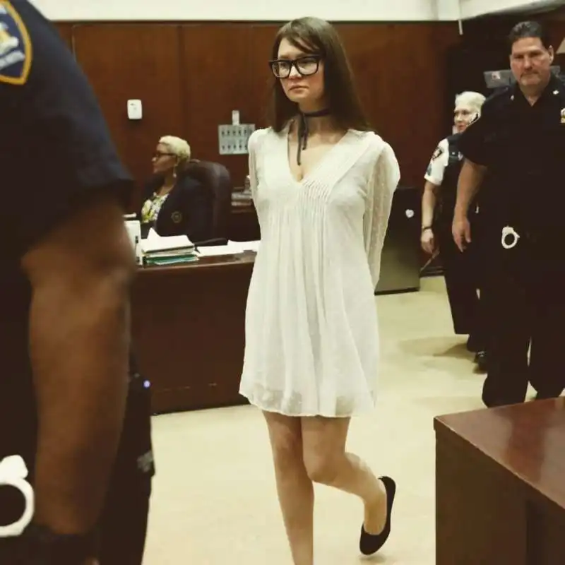 profilo instagram anna delvey court looks   gli outfit di anna delvey in tribunale 3